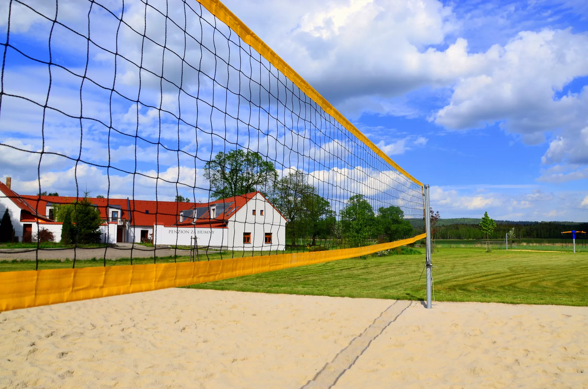 Obrázek beach volleyballového hřiště. Odkaz na stránku služeb a aktivit.